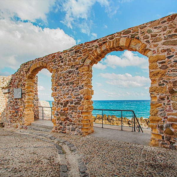 Passeggiata sotto le mura