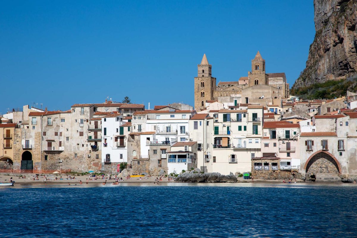 Vista di Cefalù dal mare