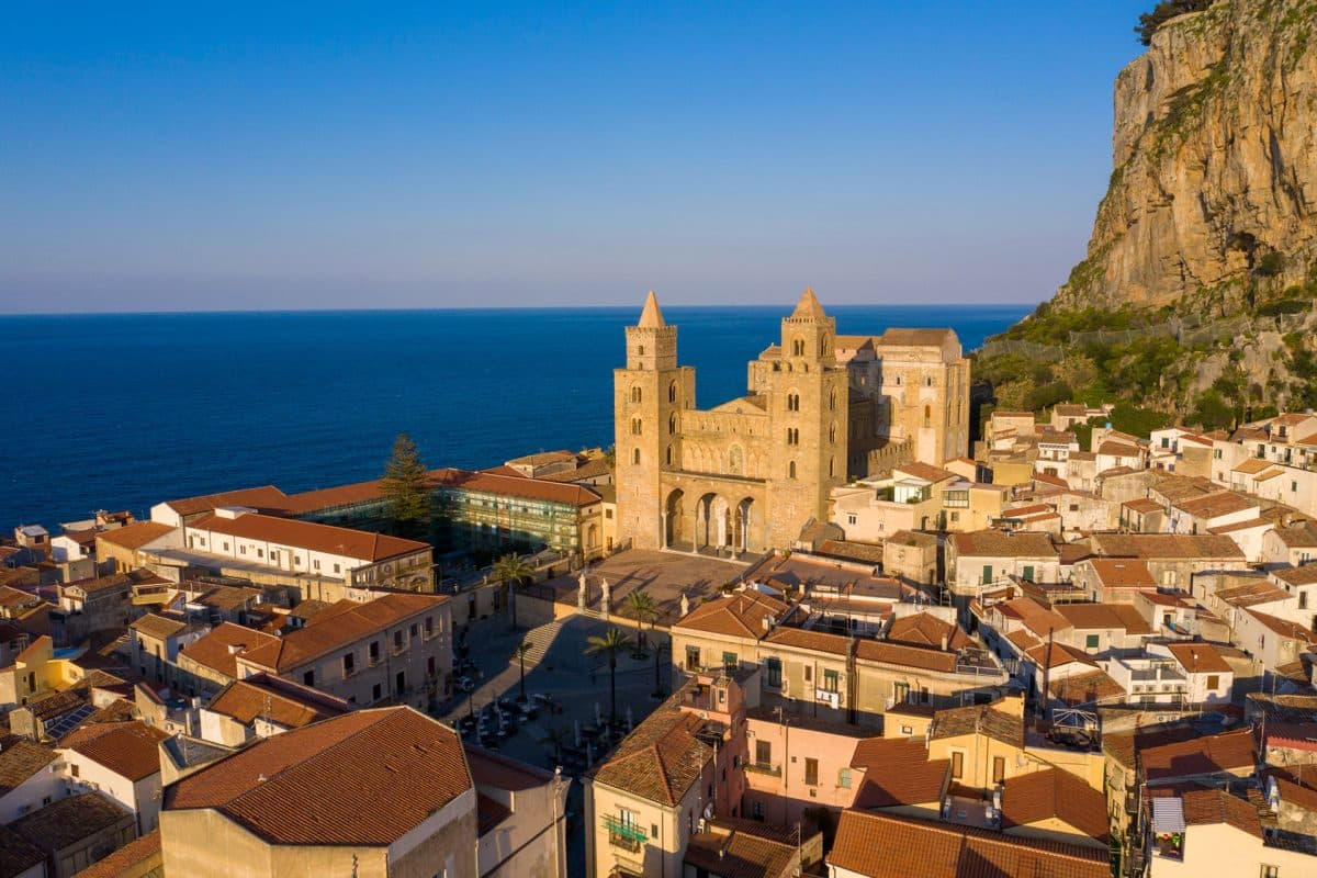 Veduta di Cefalù con il Duomo